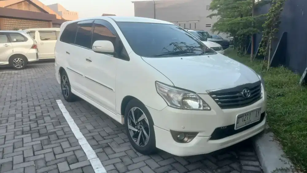 Grand Innova V Luxury AT