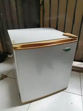 KULKAS MINI GOLDSTAR MULUS BEKU DINGIN