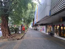 RUMAH JL SLAMET RIADI SOLO, AREA KOMERSIAL