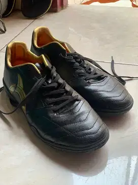 Sepatu futsal Ortuseight size 42