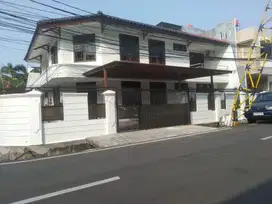 Di sewakan rumah mewah tanjung duren 5KT carpot luas posisi hoek