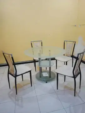 Lemari dan set meja makan kaca dengan 4 kursi estetik