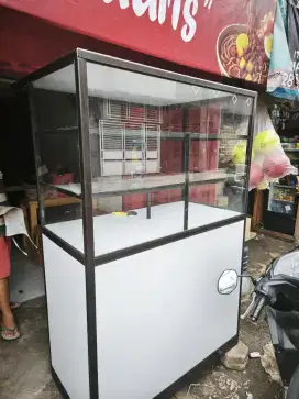 Etalase Kaca Perlengkapan Jualan Untuk Investasi Jangka Panjang.