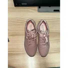 SEPATU SKECHERS WANITA BEKAS