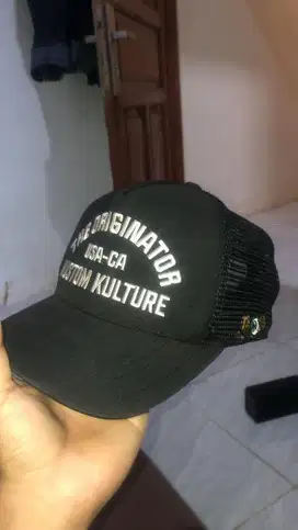 Topi Von Dutch Hitam
