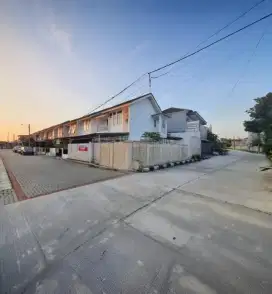 Dijual Cepat BU rumah 2 lantai di huk