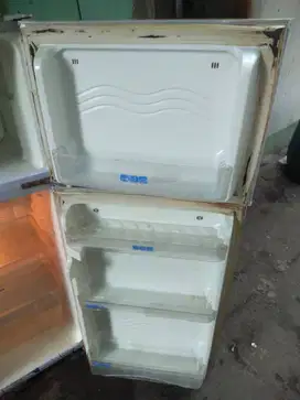 Kulkas dua pintu merk Sharp ukuran kecil sedang tanpa kembang es