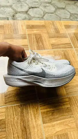 Sepatu running nike 42