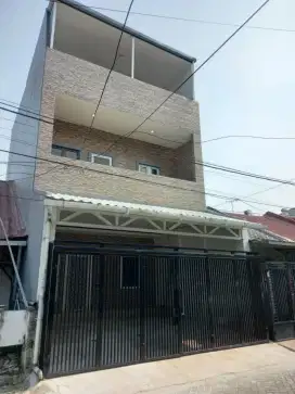 Dijual rumah 3 lantai hadap utara Citra Garden 2