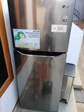 Kulkas LG 2 PINTU  UDA PERNAH SERVICE
