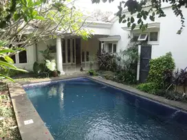 DISEWAKAN RUMAH DI CILANDAK, JAKSEL LT.725m2 ADA SWIMMING POOL