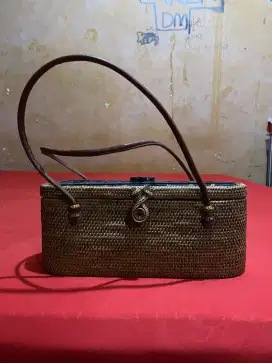 Tas jinjing bahu anyaman rotan dengan tutup khas Bali