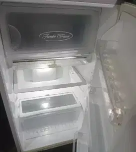 Dijual kulkas Polytron Belleza siap pakai cocok buat dikosan/dikamar