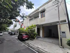 Hot list rumah besar lingkungan elit di manahan kota Solo
