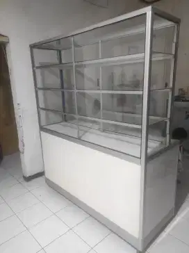 Etalase kaca jualan