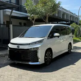 Jual cepat Voxy 2022 cat mulus 100% no repaint