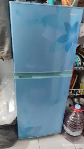 Kulkas sharp 2 pintu jual murmer aja kondisi 95%