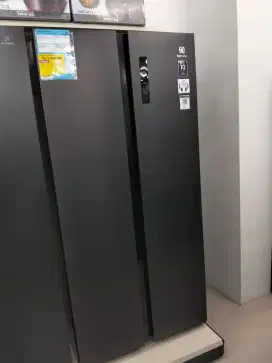 KULKAS ELECTROLUX SBS