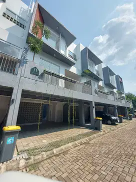 Jual Rumah 3 Lantai, dalam Townhouse di Cinere