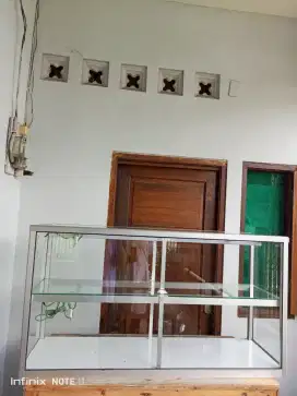 Etalase untuk dagang makanan