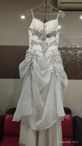 Dijual baju pesta, baju pengantin, manekin bekas