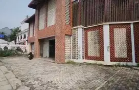 Gedung Raya Kemang Parkir 20 Mobil