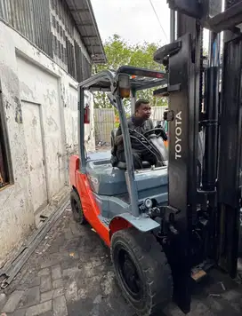READY FORKLIFT BEKAS TOYOTA 3 TON MAST STD 3 METER LANGSUNG PEMILIK