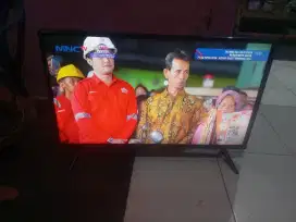 TV LCD merk AKARI 32 in