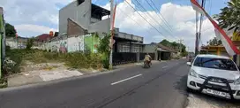 400 Meter Hotel Hyatt Palagan Jogja, Tanah Tepi Aspal Lempongsari