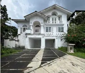 Dijual Rumah dengan backyard yang Luas depan taman Sentul Bogor
