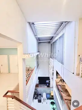 Rumah Strategis Nego Furnished 3 Lantai Siap Huni di Kebayoran Bintaro