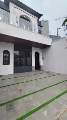 Rumah 2 lantai Manyar tirtoyoso, baru, american style