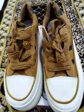 Sepatu sport (wanita) import, kuat, trendy, dan elegnat