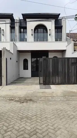 Dijual Rumah Manyar  New Row jalan 8 meter