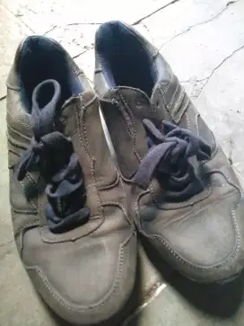 sepatu kulit ukuran 40 barang bagus