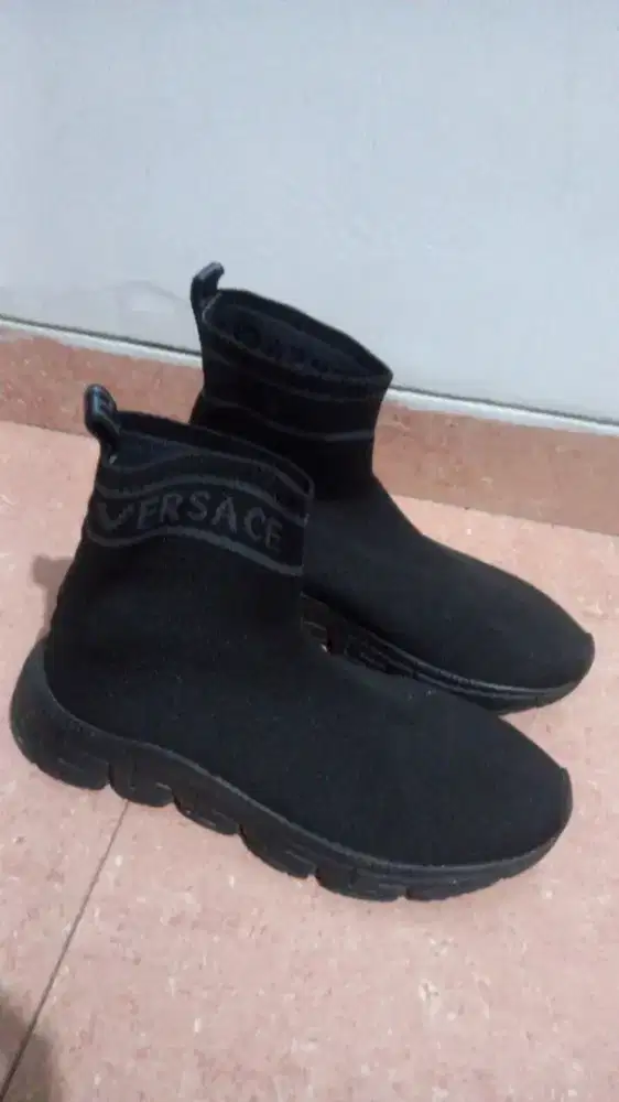 Di jual sepatu pria merek versace size 41 msh bgs bngt jarang di pakai