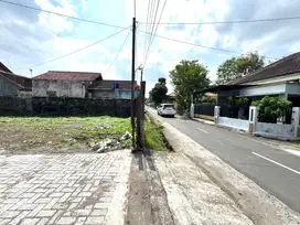 Utara Kampus UGM Jogja, Tepi Jalan Aspal Lebar