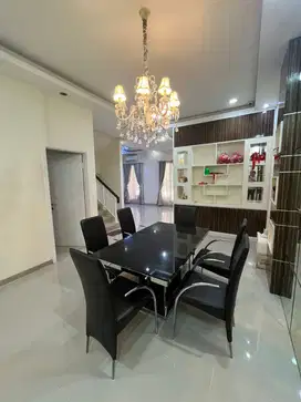 Rumah golf lake , semi furnish Uk 8x20 Lokasi bulevar parkir luas