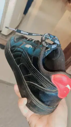 Sepatu puma hitam