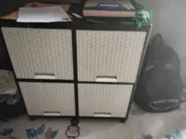 Lemari 4 pintu masih baru