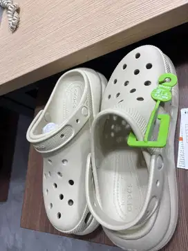 Sendal CROCS ORI, dijual karena ukuran kebesaran.