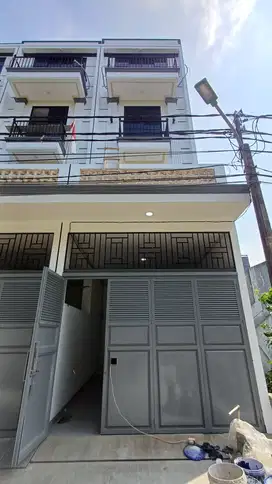 Di jual rumah 4 lantai bangunan baru di taman ratu jakarta barat