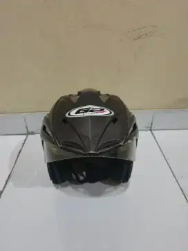 Helm G2 dengan desain stylis & modern