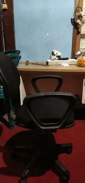 Kursi kantor beroda dan meja