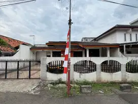 JUAL CEPAT SANGAT MURAH RUMAH TUA DALAM KOMPLEK KEBON JERUK JAKBAR