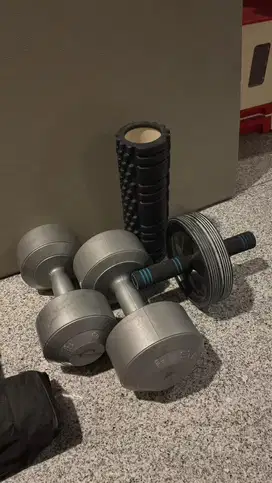 Barbell 6 dan 8 kg, foam roaller, abs wheel roller