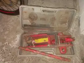 Dongkrak buaya untuk mobil