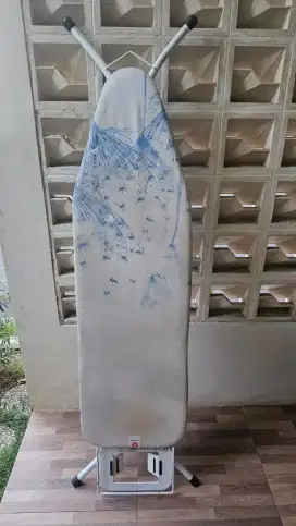 Meja setrikaan besar