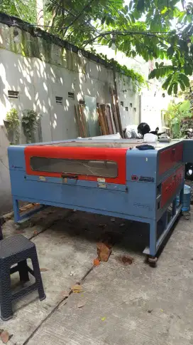 Mesin laser cutting grafir co2 size 130x100 130w