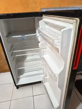 Kulkas satu pintu merek aqua